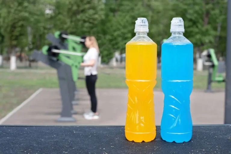 twee flesjes elektrolyten drankjes